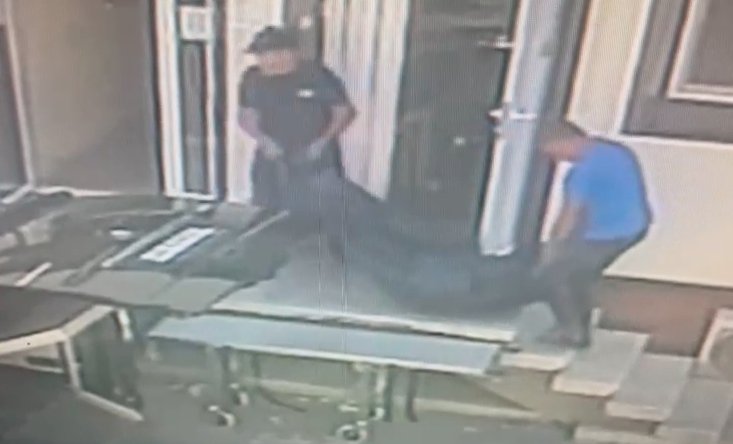 Angajații unei pompe funebre au scăpat trupul neînsuflețit al unui bărbat de pe targă – VIDEO