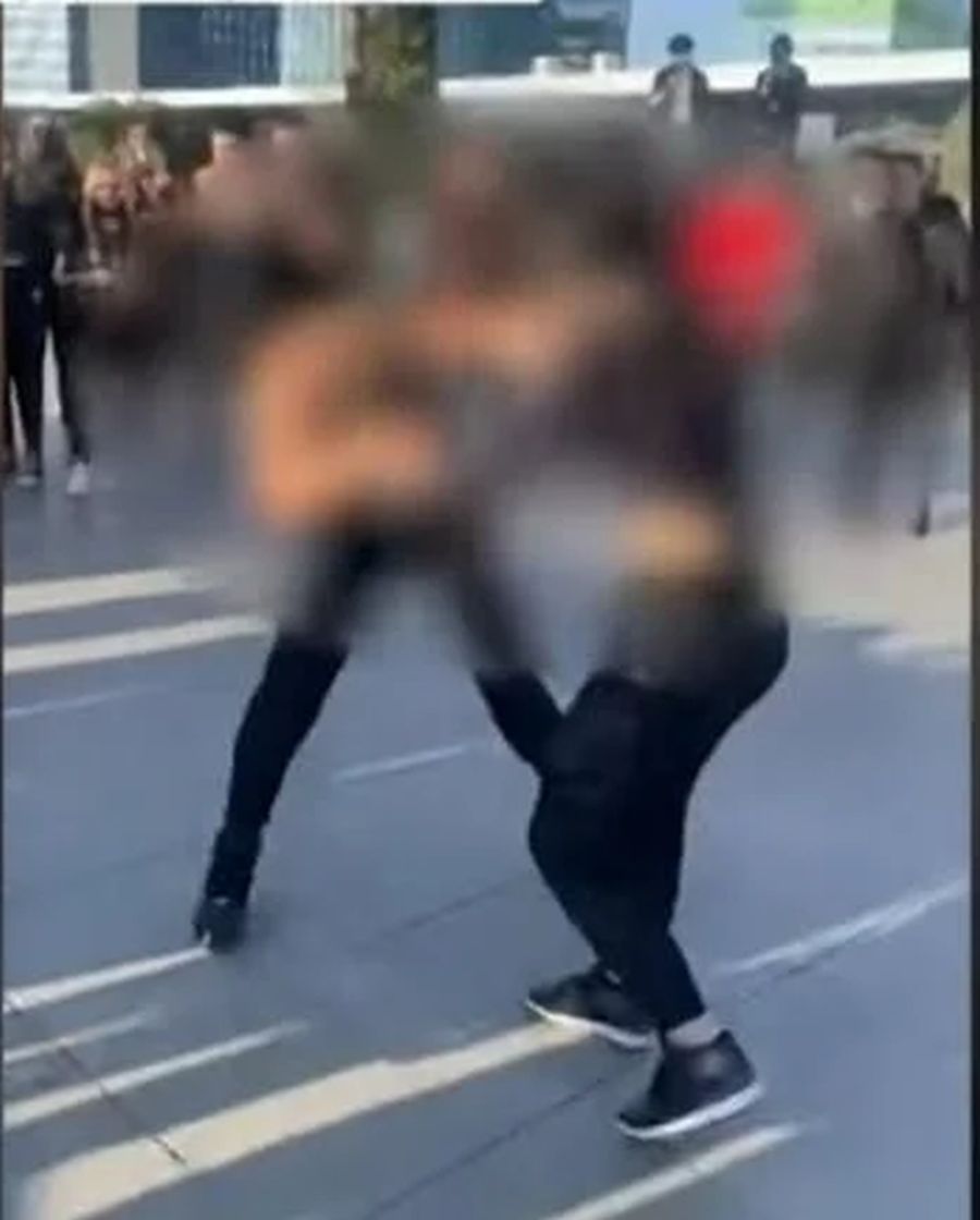 Două adolescente s-au luat la bătaie cu pumnii și picioarele pe terasa unui mall din București – VIDEO