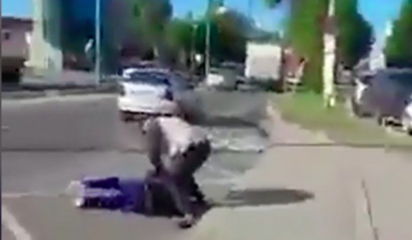 Un călător prins fără bilet a fost bătut de către controlori. Martorii au filmat întreaga scenă – VIDEO