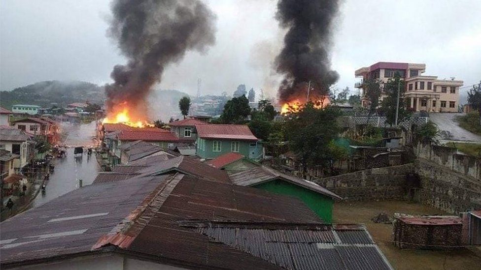 Mii de oameni dintr-un oraș din Myanmar au fugit din cauza luptelor dintre armată și opoziție