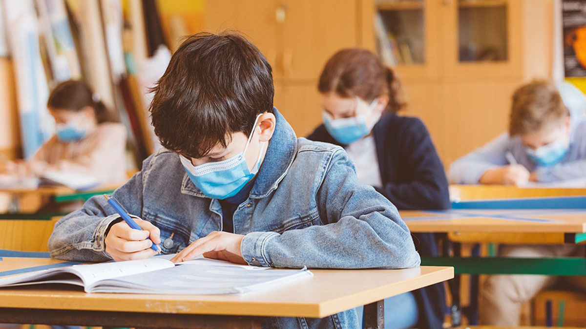 882 de elevi și 203 cadre didactice, infectați cu noul coronavirus