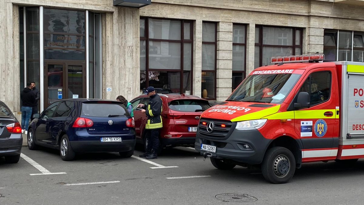 Copil blocat într-un autoturism parcat în Piaţa Unirii. Pompierii de la descarcerare au intervenit – EXCLUSIV, FOTO