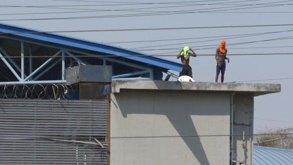 Sute de persoane dintr-o inchisoare din Ecuador au murit după ce două bande rivale s-au luat la bătaie – FOTO