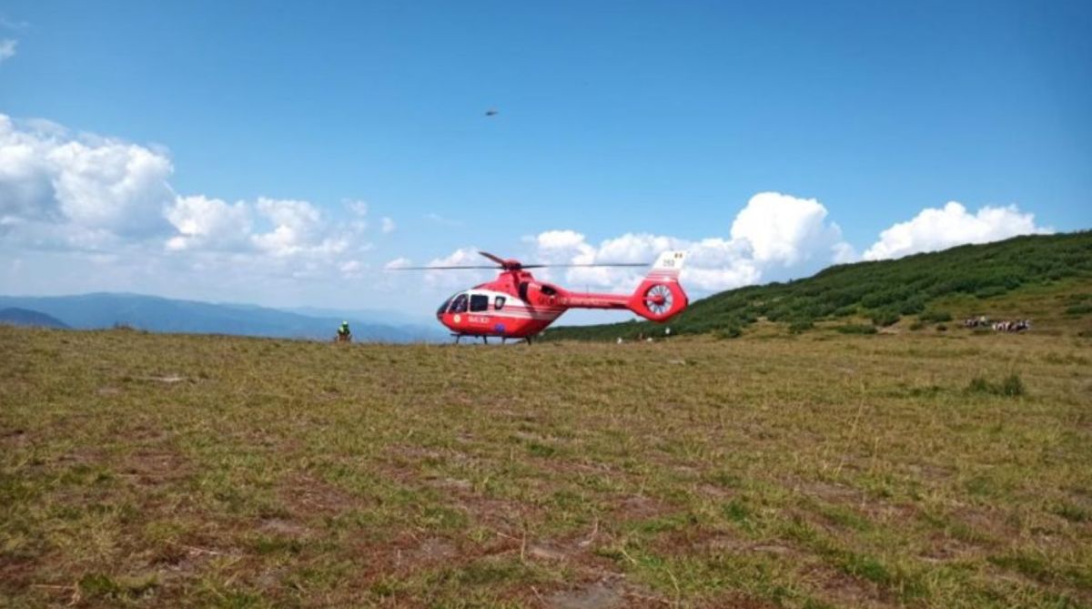 Un alpinist a căzut, în Munții Bucegi. Elicopterul intervine pentru a salva bărbatul care are mâinile și picioarele rupte