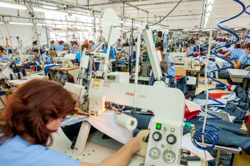 Casa de modă Prada va plăti românii cu 250 de euro pe lună pentru a face genți de 1000 de euro bucata! Compania a anunțat investiții de milioane de euro în România