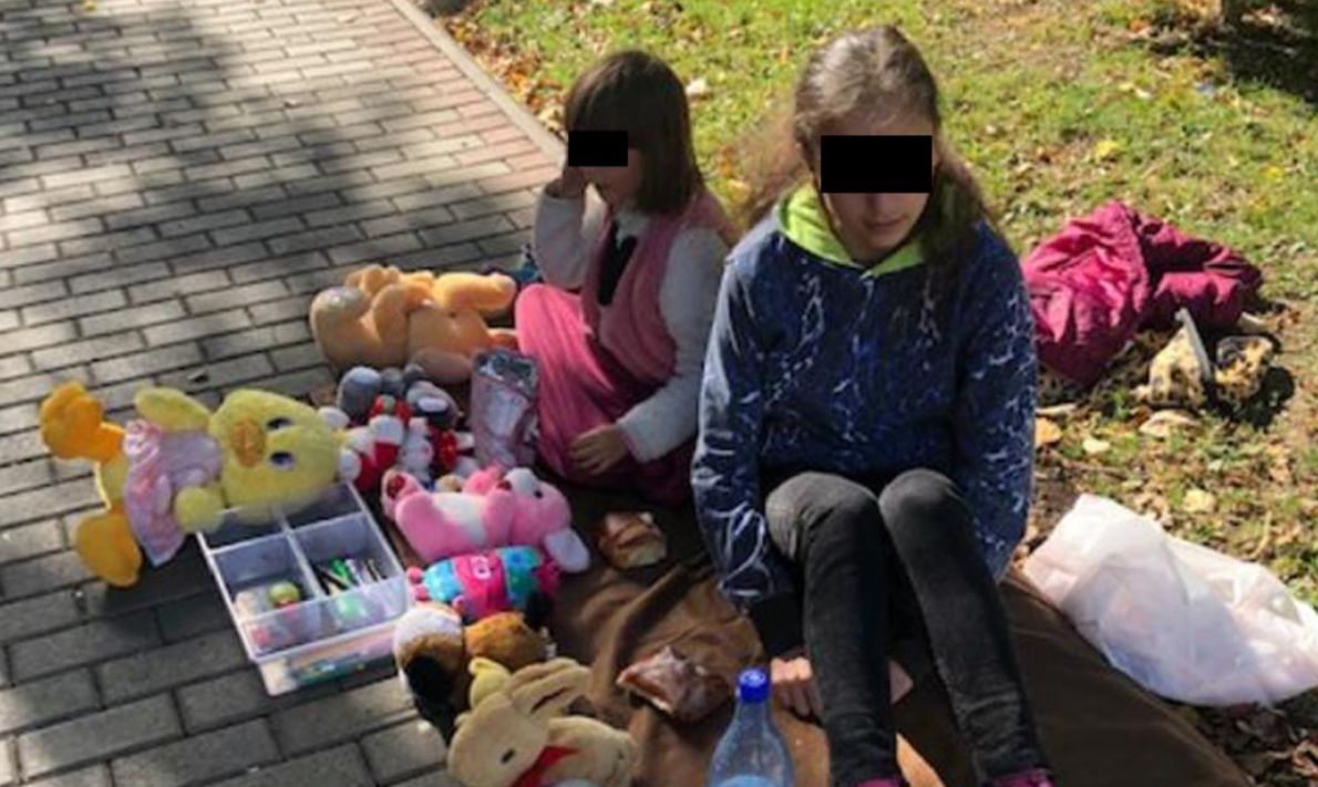 Două fetițe își vând jucăriile, pentru ca părinții să își poată achita facturile la curent și întreținere: „N-avem încotro”