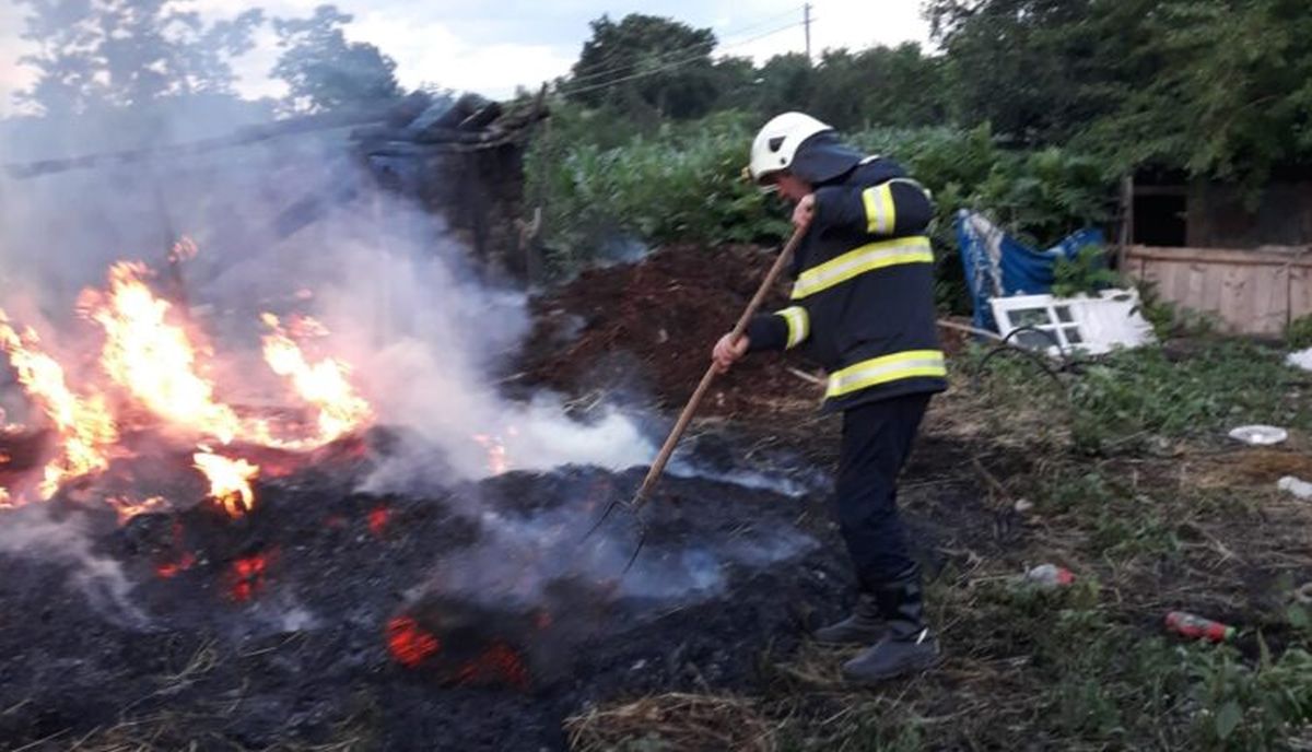 Incendiu la un depozit de furaje din Iaşi. Zece tone de fân au luat foc