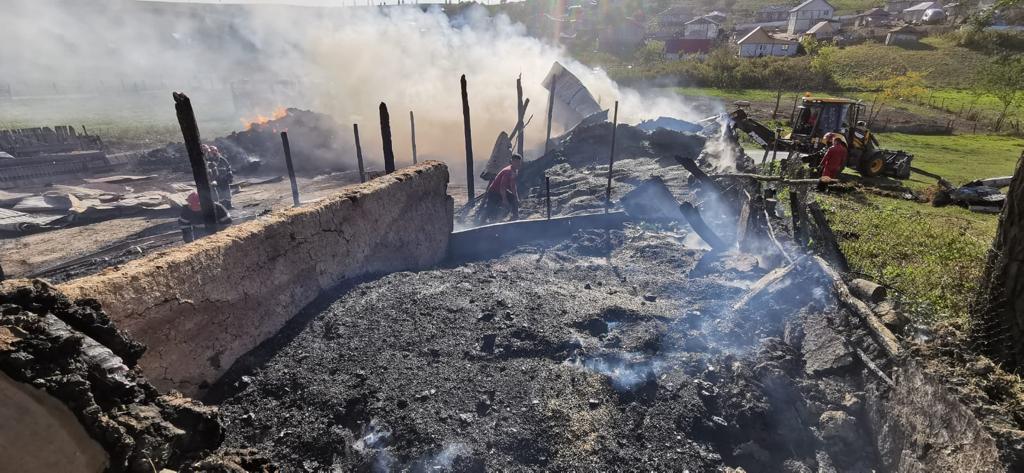 Incendiu în comuna Lungani din județul Iași. Au ars zeci de tone de baloți de lucernă și orz – FOTO, VIDEO