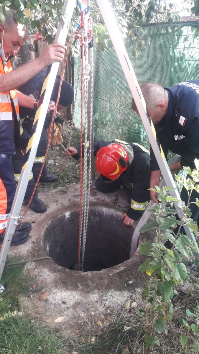 Intervenție specială pentru salvarea unei femei căzute într-o fosă din județul Vaslui