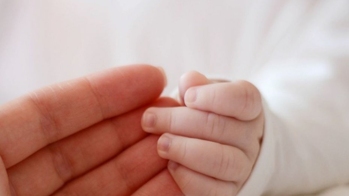 O mamă minoră de 16 ani, cu COVID, a fugit cu bebeluşul infectat din spitalul de la Râmnicu Vâlcea
