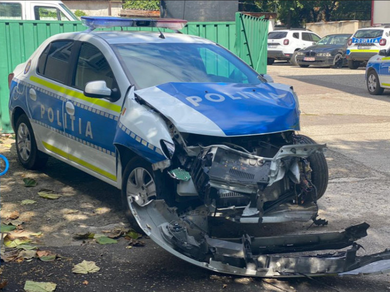 Poliţist amendat după ce a provocat un accident rutier în care a distrus autospeciala