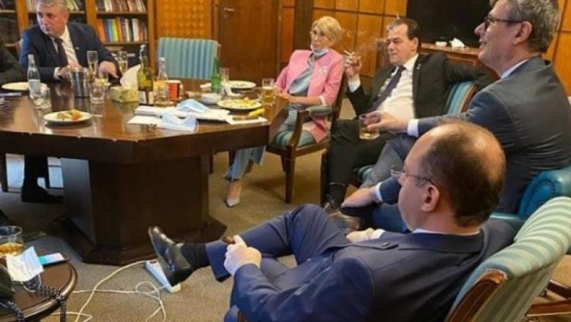 Ludovic Orban a fost din nou prins fără mască și fumând în spaţii închise