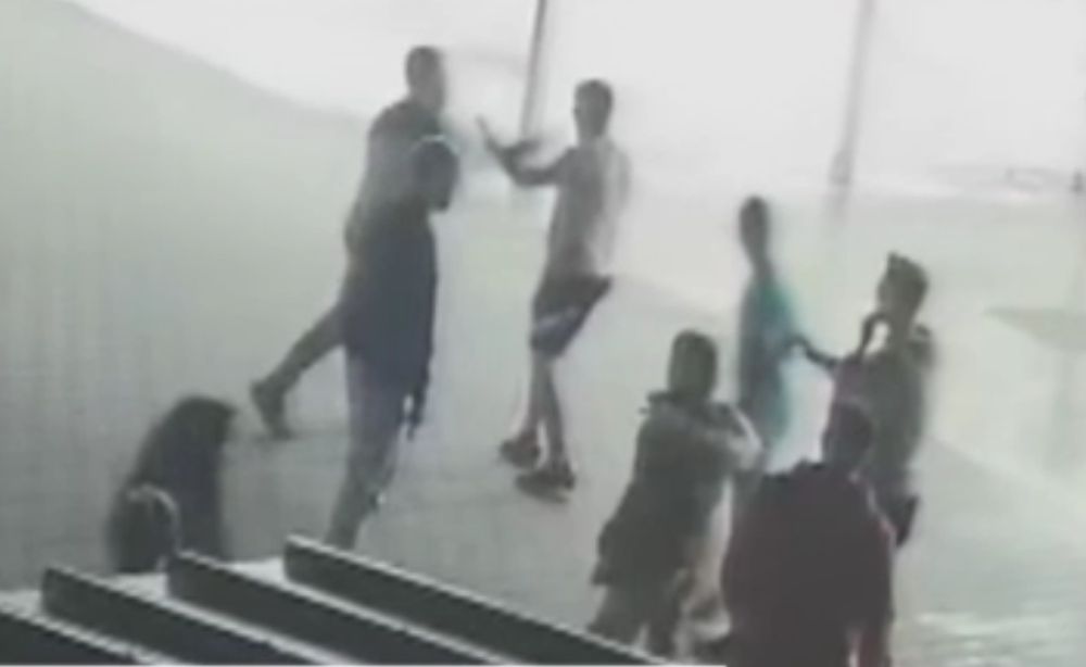 Un polițist a bătut grav un tânăr din invidie. Bătaia a avut la o spălătorie auto din Bihor – VIDEO