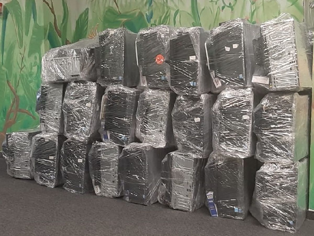 43 de calculatoare recondiționate, donate elevilor Școlii Ion Creangă din Iași și copiilor din Centrul de plasament Bucium