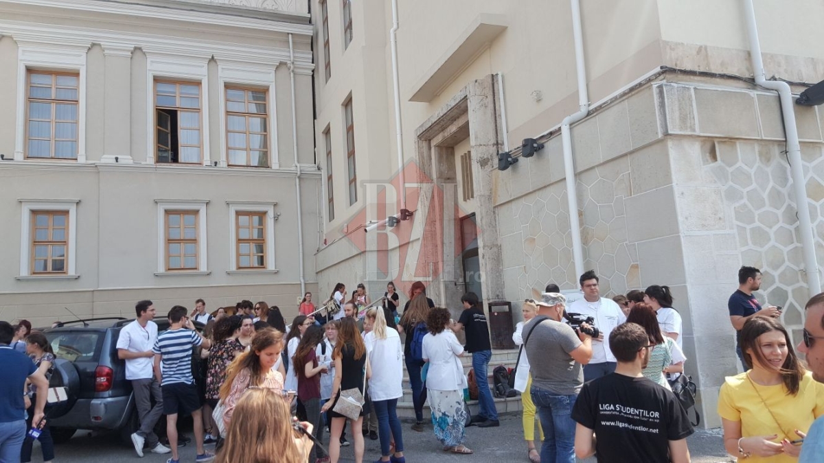 Revoltă fără precedent în rândul studenților din Iași! În plină pandemie de COVID-19, aceștia lansează un atac fără precedent la adresa conducerii de la Universitatea de Medicină și Farmacie - Vimarsana News