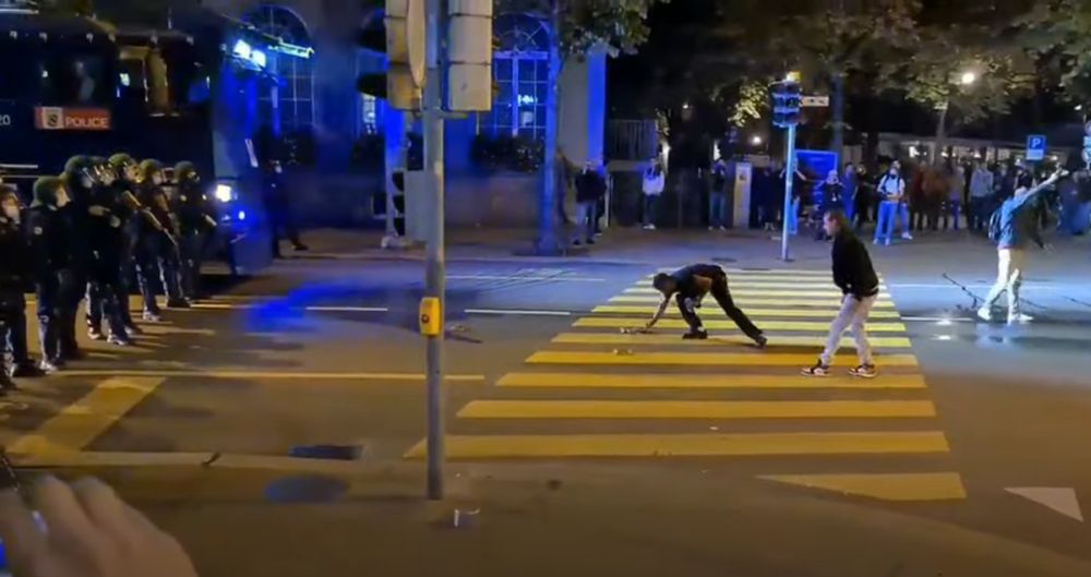 Poliția a intervenit cu gloanțe de cauciuc la protestele pentru retragerea certificatului sanitar, în Elveția – FOTO, VIDEO