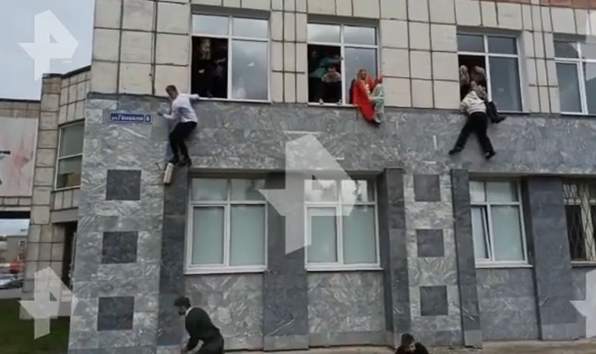 Atac armat la o universitate din Rusia. Studenţii sar pe geam pentru a scăpa de atacator – VIDEO