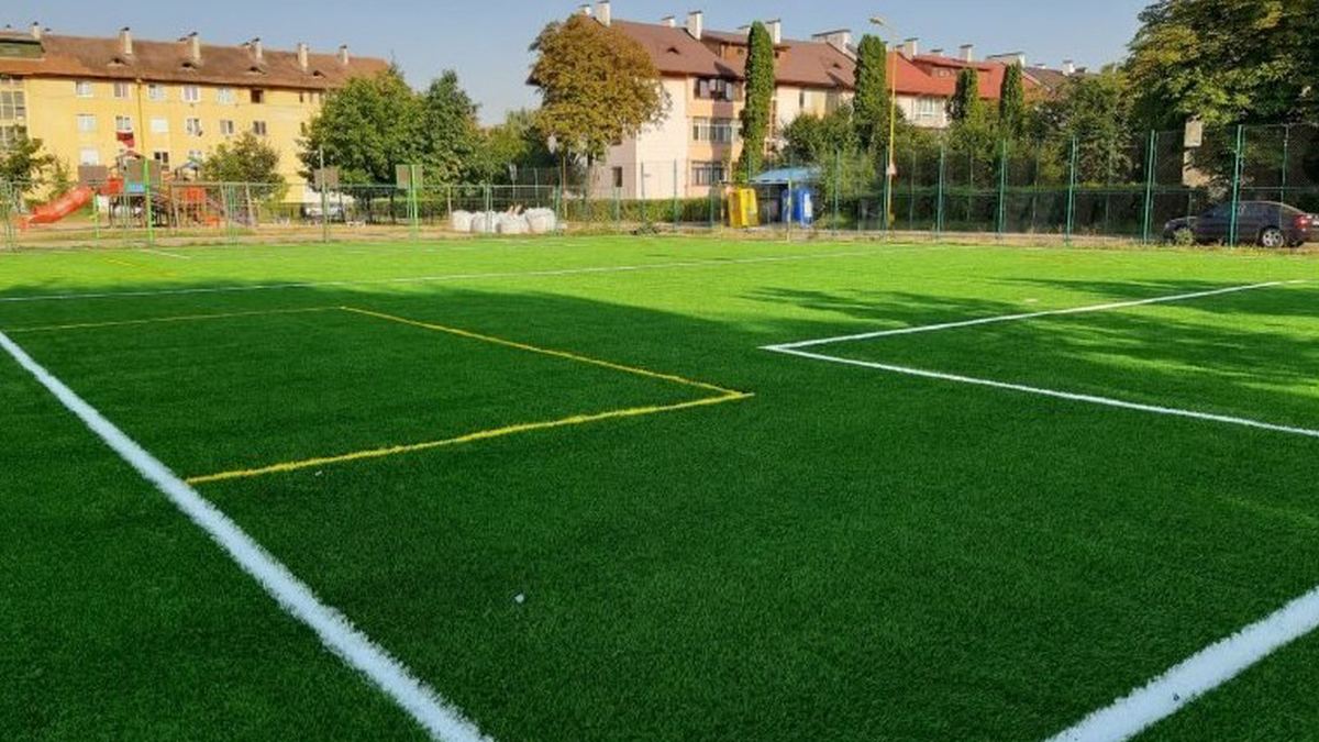 Două firme se bat pentru un contract de 2 milioane de euro! Primăria Iași vrea să modernizeze terenurile de sport din curtea școlilor