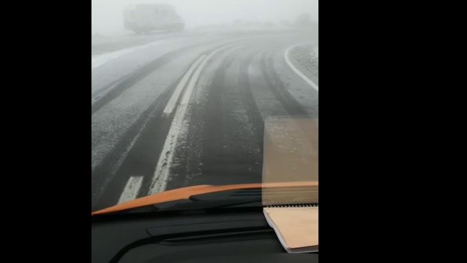 A nins în România! Autoritățile au intervenit pentru deszăpezire şi împrăştierea materialului antiderapant – FOTO, VIDEO