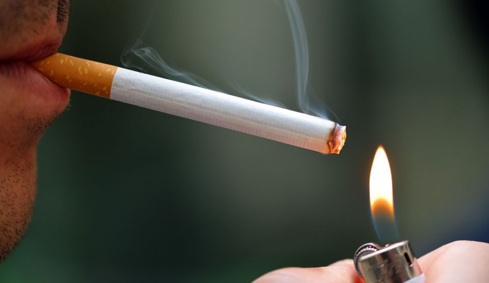 Un bărbat a fumat într-o cameră de hotel din Focșani, apoi a adormit. Pompierii i-au găsit cadavrul când au venit să stingă incendiul