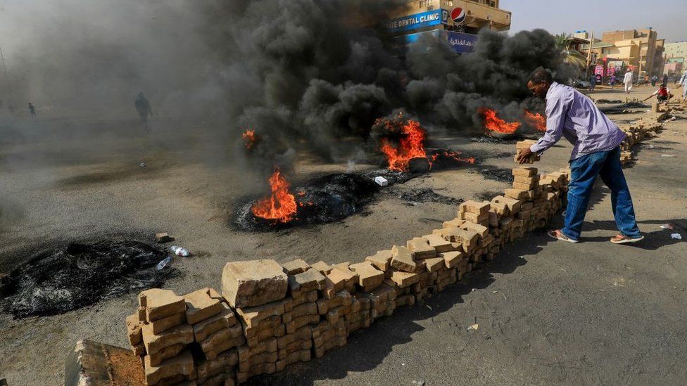 Lovitură militară în Sudan unde tot Guvernul a fost arestat şi dus într-o locație necunoscută