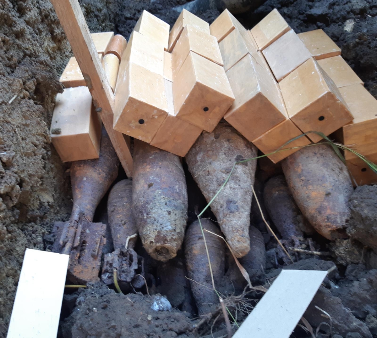 Descoperire epocală la marginea municipiului Iași. Un adevărat arsenal de război, ascuns într-un sat uitat de lume. Imaginile sunt uluitoare- FOTO