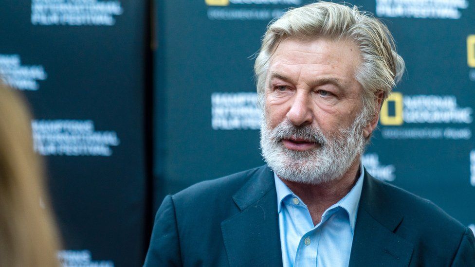Actorul Alec Baldwin a împușcat doi oameni pe platourile de filmare! O persoană a murit