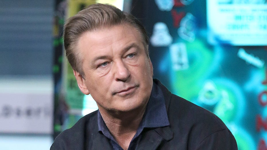 Alec Baldwin, prima reacția după tragedia de pe platoul de filmare: „Nu există cuvinte prin care să-mi transmit șocul și tristețea”