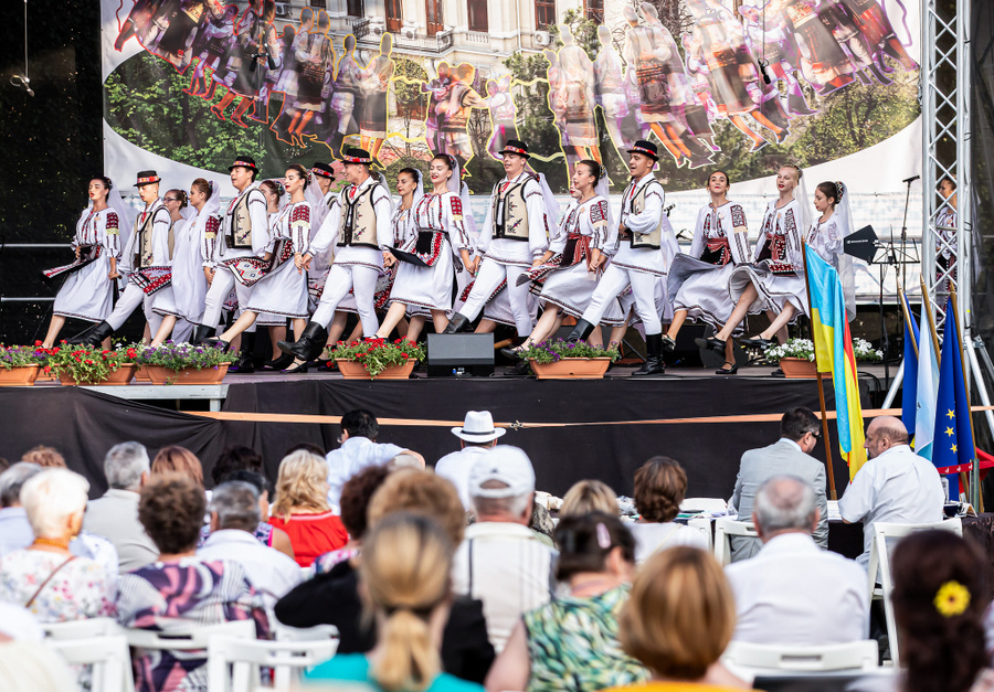 Weekend dedicat folclorului, la Palas: Festivalul Trandafir de la Moldova, meșteri populari și preparate tradiționale