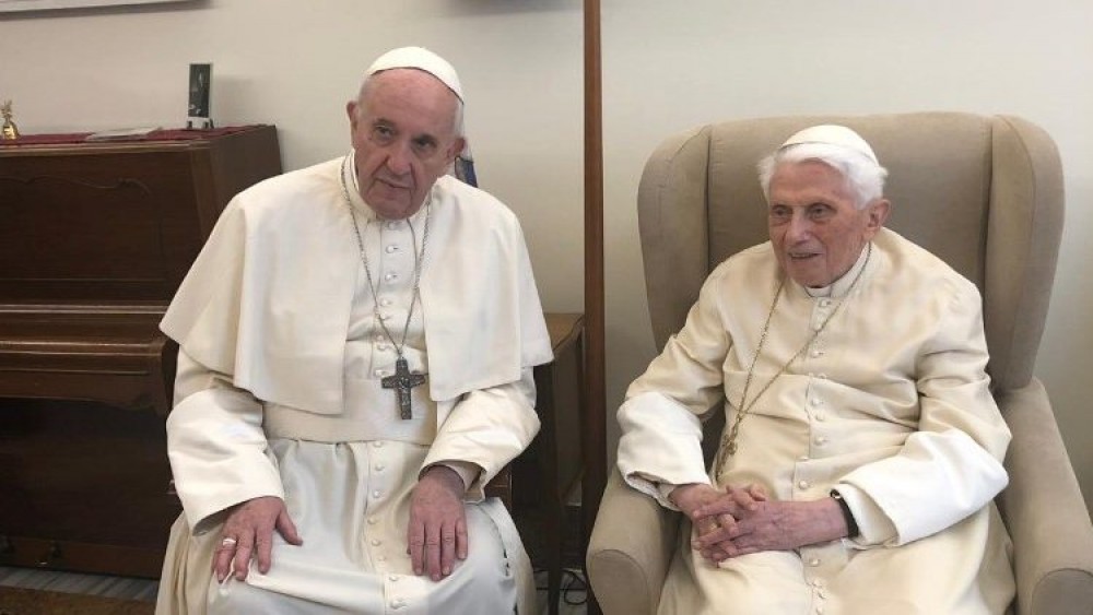 Papa Francisc dar și Papa emerit Benedict al XVI-lea s-au vaccinat cu a treia doză de vaccin împotriva COVID-19