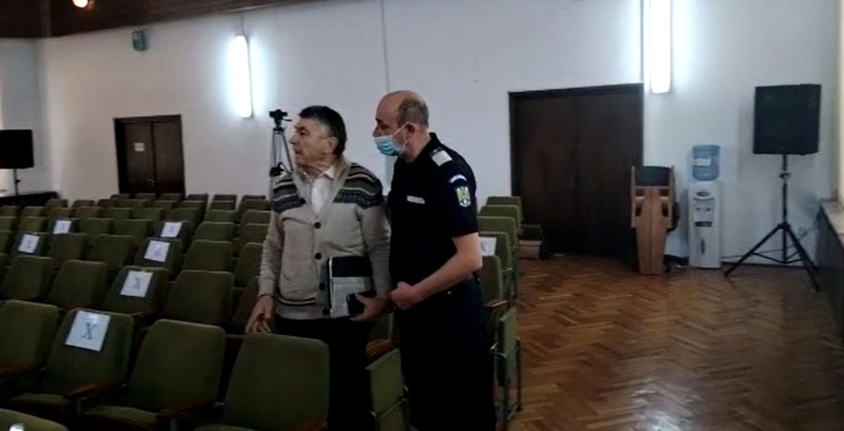 Scandal în timpul şedinţei de Consiliu Județean Iași! Vasile Cazan, reprezentantul Asociaţiei pentru Apărarea Drepturilor şi Intereselor Consumatorilor a fost scos de jandarmi din sală – VIDEO