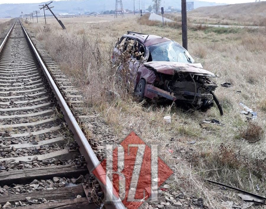Posibil accident feroviar în dreptul barierei Ebiceni din Iași! O maşină a fost abandonată lângă calea ferată – FOTO, VIDEO