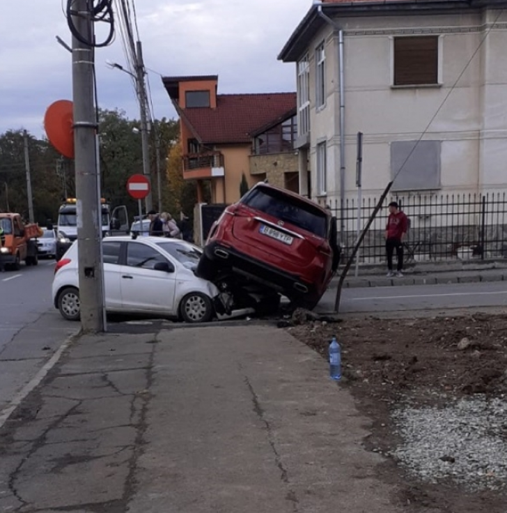 Accident produs de două femei într-o intersecție din Sibiu. Trei copii au fost implicați