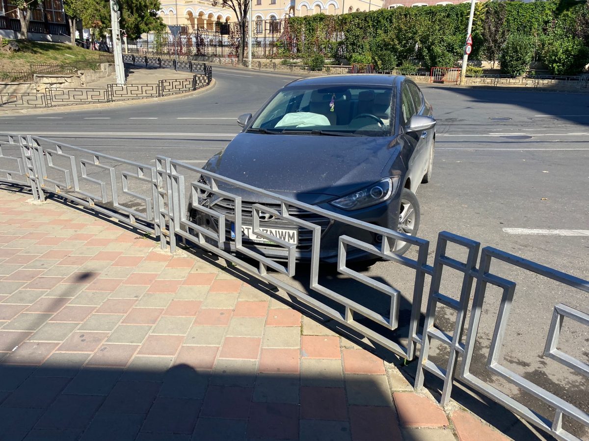 Un autotusim cu numere de Botoșani a intrat în gardul de la Tarom