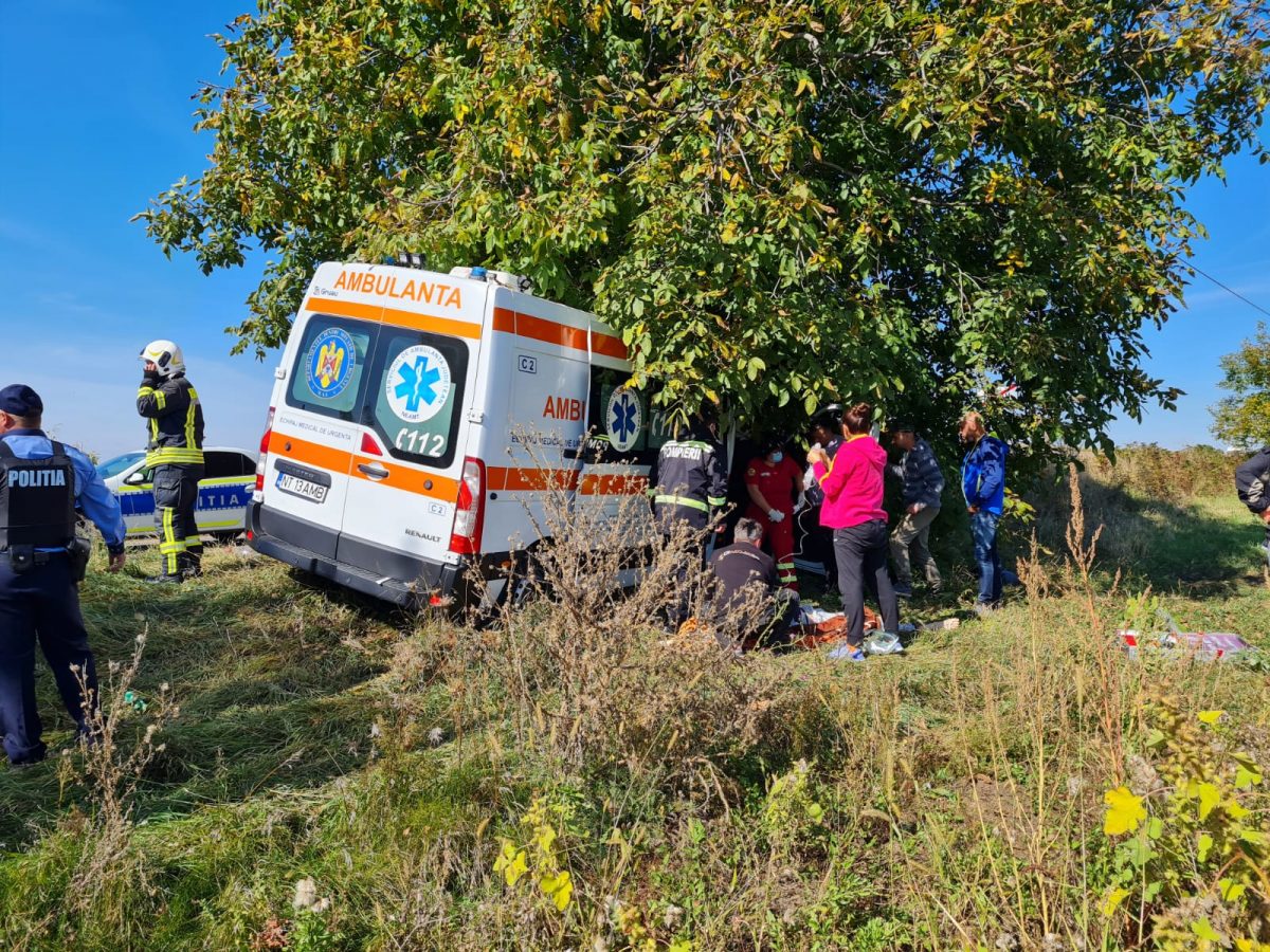 Accident rutier la Neamţ. O ambulanţă a intrat în coliziune cu o autoutilitară – FOTO