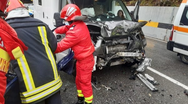 Accident teribil pe DN 1. Un copil de un an alături de mai multe persoane, duse la spital