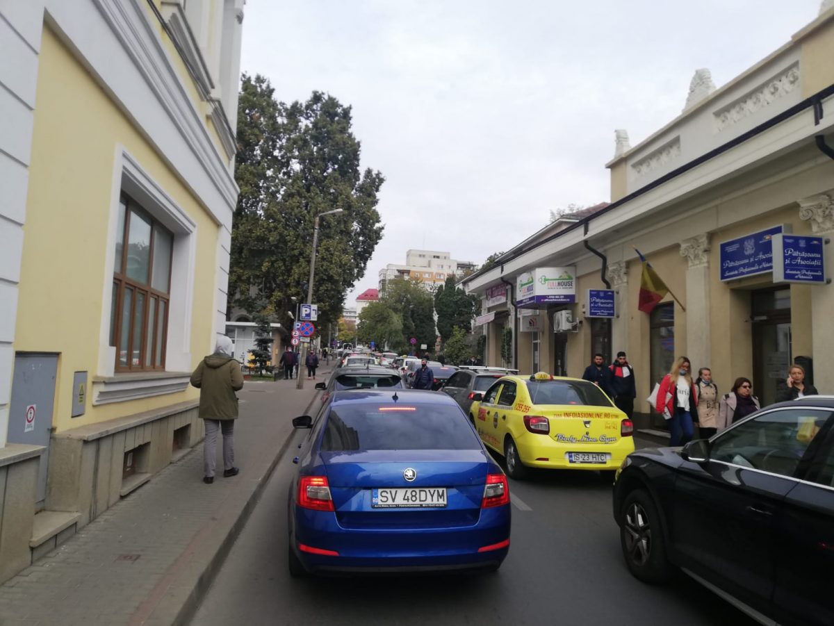 Aglomeraţie pe strada Vasile Alecsandri din Iaşi. Maşinile circulă bară la bară