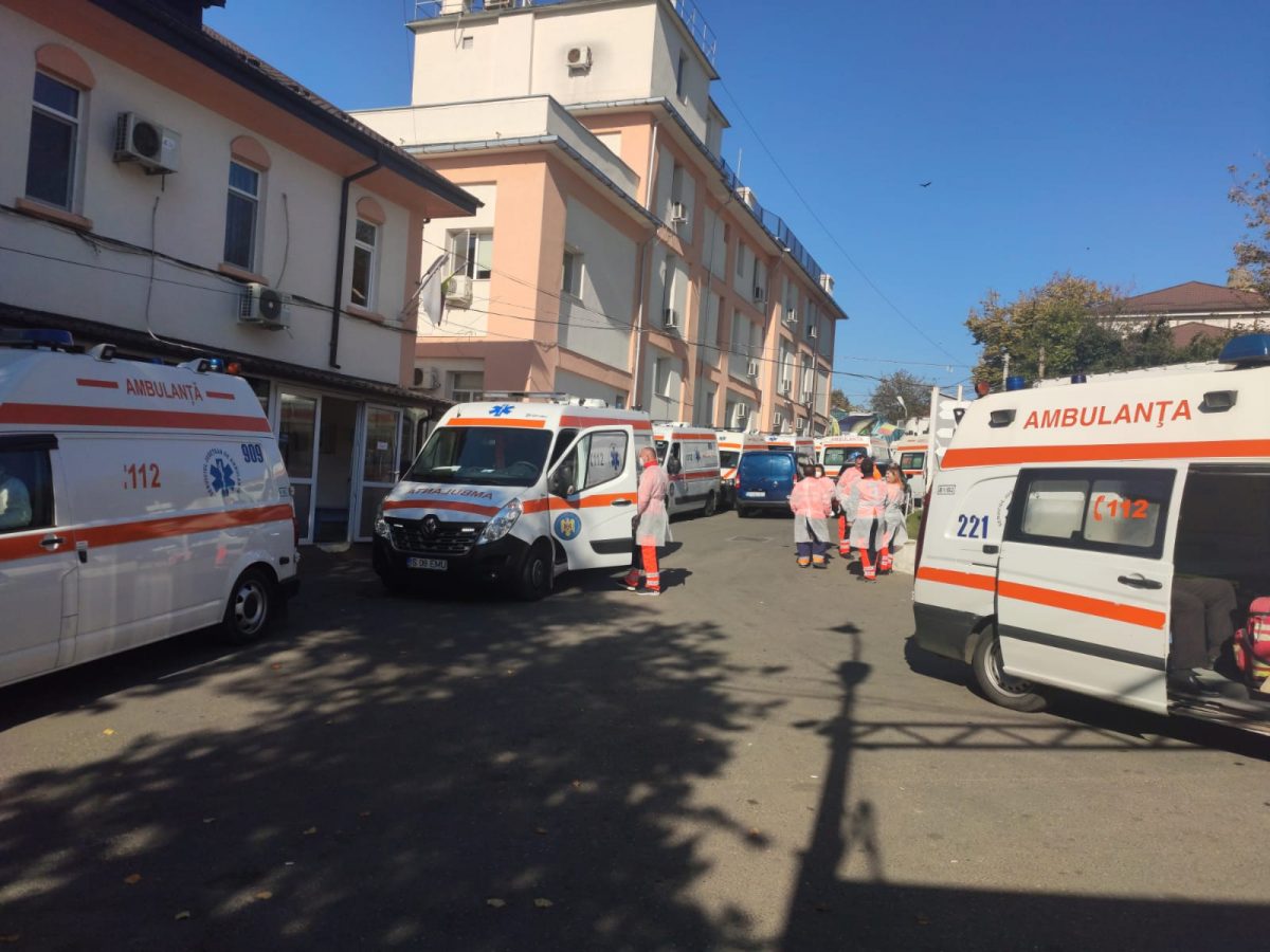 Situație alarmantă! Curtea Spitalului de Boli Infecțioase ,,Sf. Parascheva” Iași este asaltată și ocupată în totalitate de ambulanțe