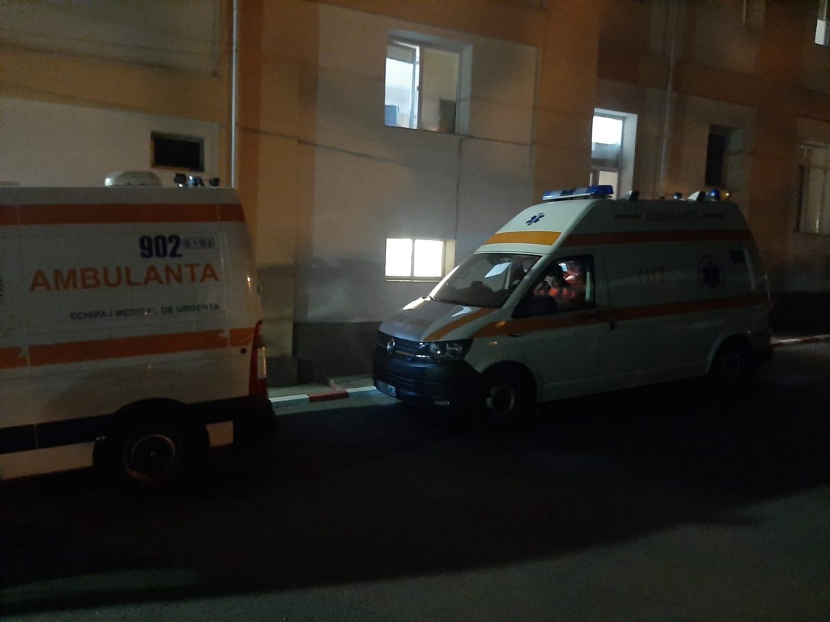 O nouă zi dificilă. Mai multe ambulanţe aşteaptă în curtea Spitalului de Boli Infecţioase cu pacienţii infectaţi cu Covid-19. Florin Roşu: „Lupta a fost pierdută” – FOTO