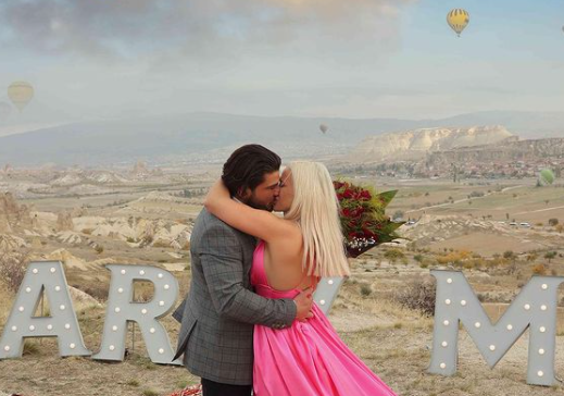 Anda Adam a fost cerută în căsătorie! Vedeta a purtat o ținută sexy, care i-a pus în valoare toate formele