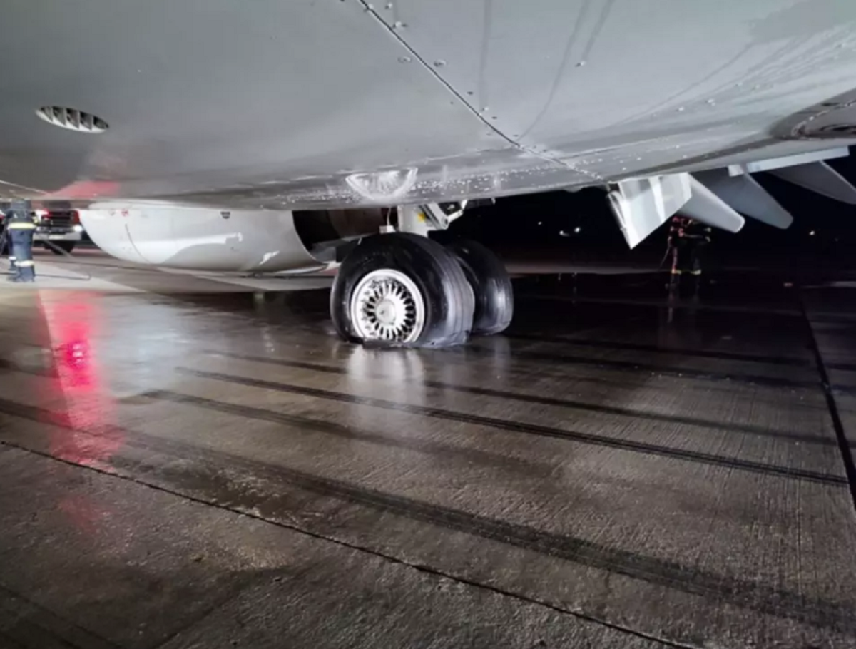 Accident aviatic la Cluj. Trenul de aterizare al unui avion a luat foc pe pista aeroportului. Mărturia unui pasager: „Am văzut cum a explodat”