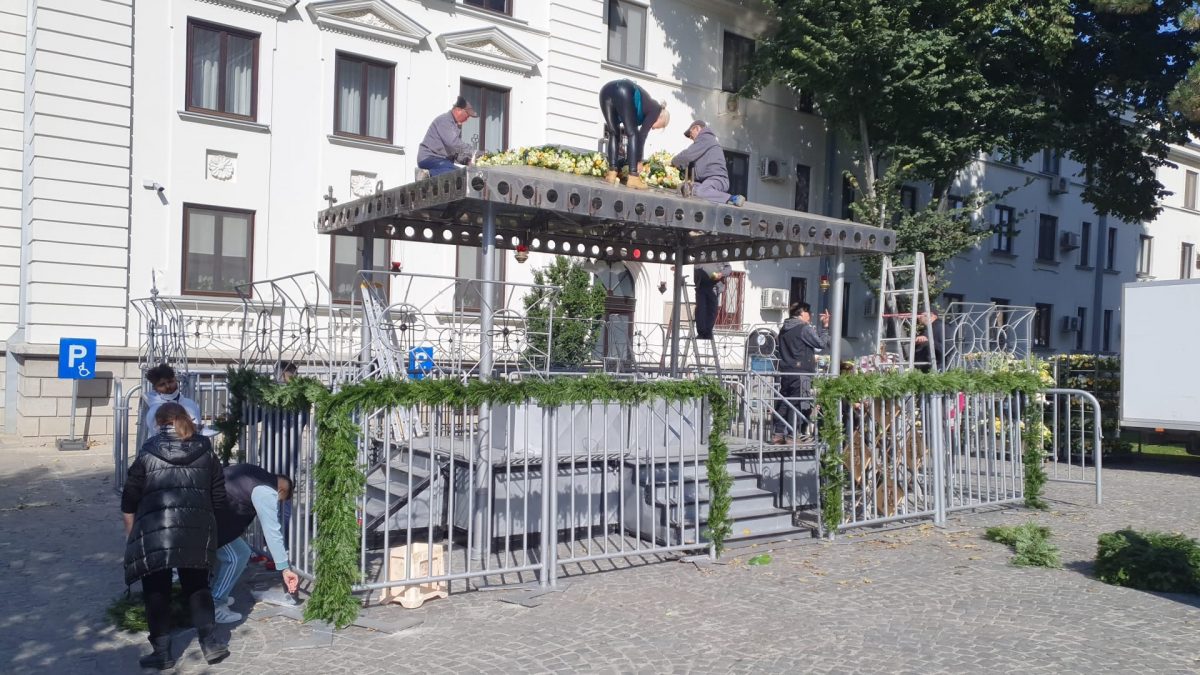 Baldachinul în care vor fi aşezate moaştele Sfintei Cuvioase Parascheva a început să fie împodobit