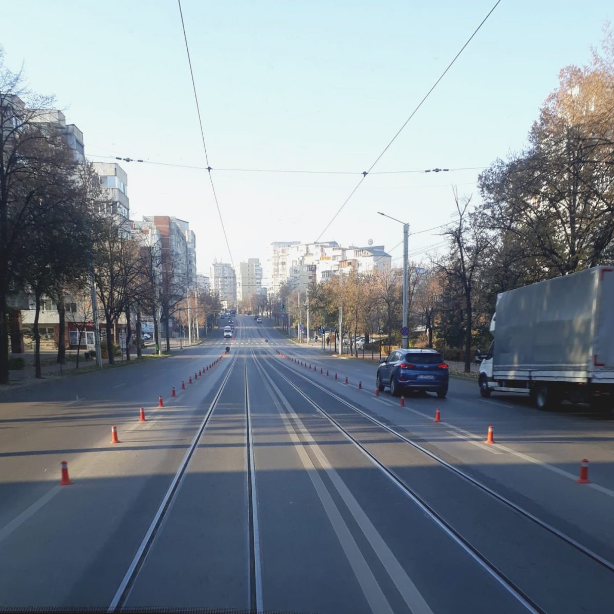 Banda unică pentru transportul public a fost prelungită până la rond CUG. Montarea popicelor de delimitare a fost definitivată
