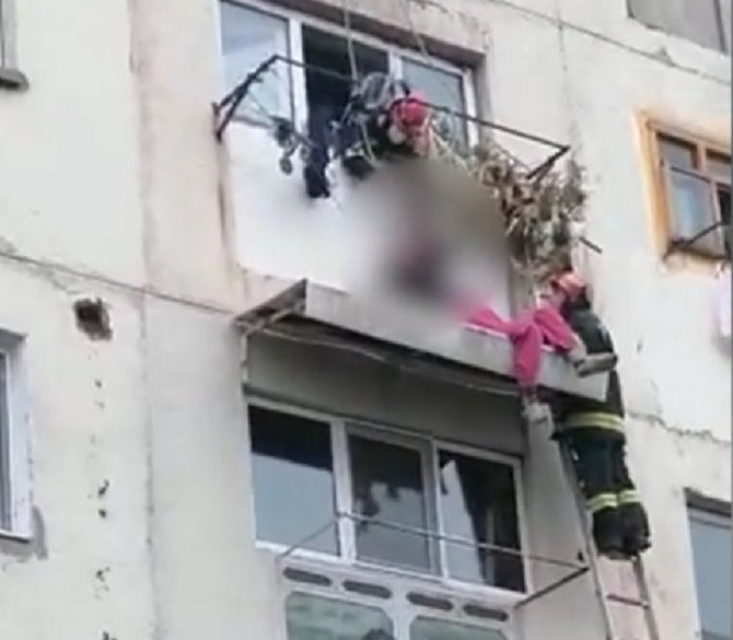 Un bărbat de 62 de ani a supravieţuit, după ce a căzut de la etajul 4 al unui bloc din Rovinari