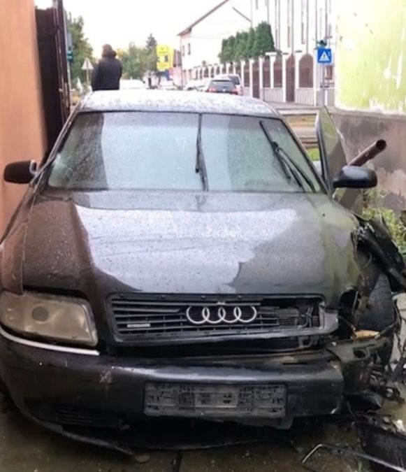 O bătrână din Arad s-a trezit cu o mașină distrusă în curte. Șoferul e de negăsit
