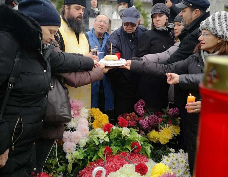 Ce se împarte la parastas de 6 luni: Ce reguli trebuie să respecți potrivit tradiției!