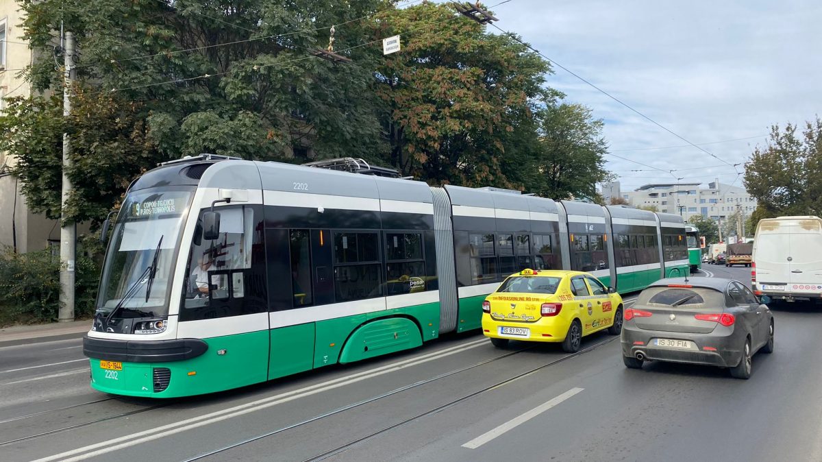 Circulaţia tramvaielor blocată în zona Tg. Cucu din cauza căderii de tensiune. Noua garnitura PESA trebuie reconectată la sistem – EXCLUSIV, FOTO