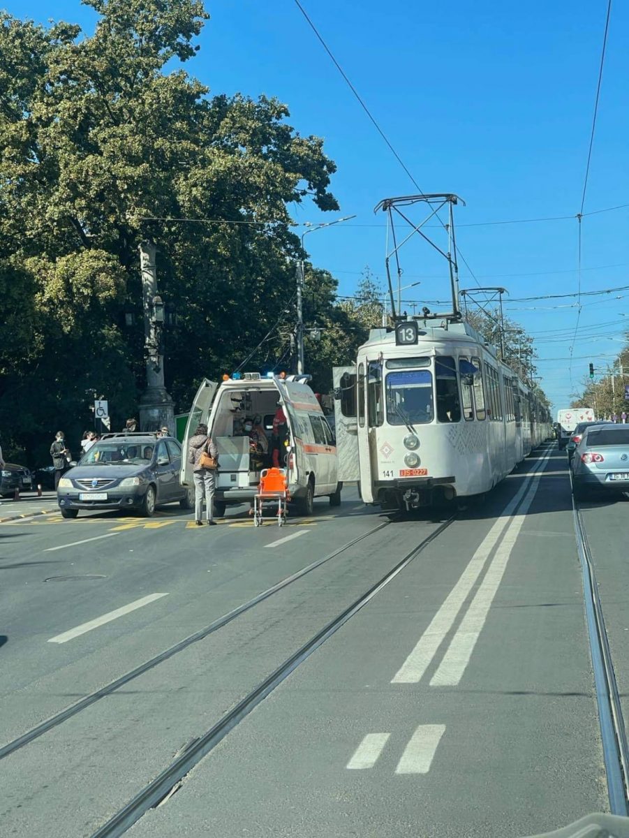 O ambulanță a intervenit în fața Universității ,,Alexandru Ioan Cuza” Iași