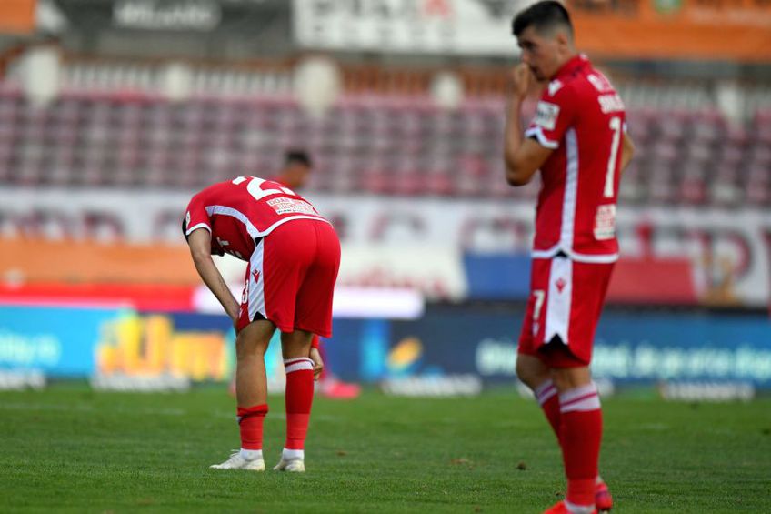 Scene de groază la meciul Dinamo-Rapid: Un jucător s-a prăbușit pe teren, a fost urcat în ambulanță cu masca de oxigen pe față
