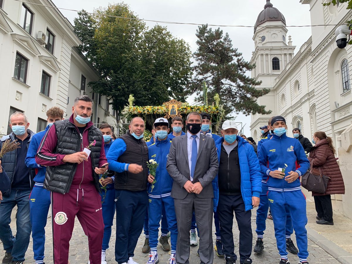 Federația Română de Box a venit să se închine la Moaștele Sf. Parascheva înainte de marele meci de la europene -FOTO, VIDEO